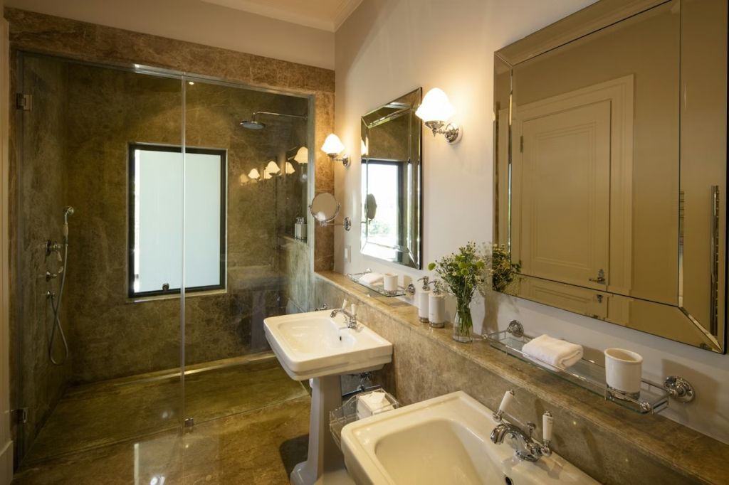 Luxuriöses Badezimmer mit Doppelwaschbecken und geräumiger Dusche