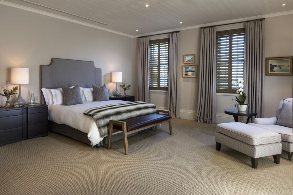 Geräumige Executive Doppel Suite mit luxuriösem Doppelbett und stilvollen Dekorationen