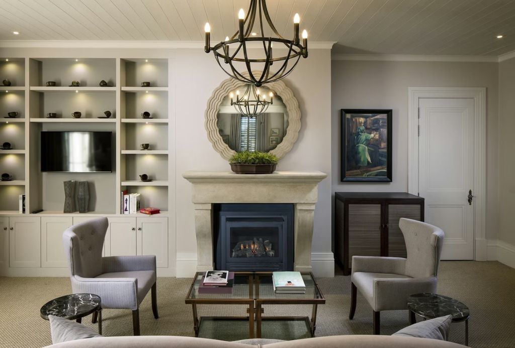 Stilvolles Wohnzimmer mit Kamin und eleganter Sitzecke in der Executive Suite