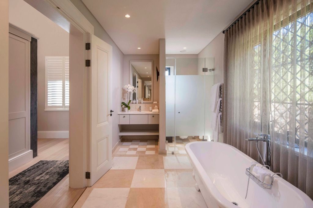 Luxuriöses Badezimmer der Fynbosch Hütte mit freistehender Badewanne und modernem Design.