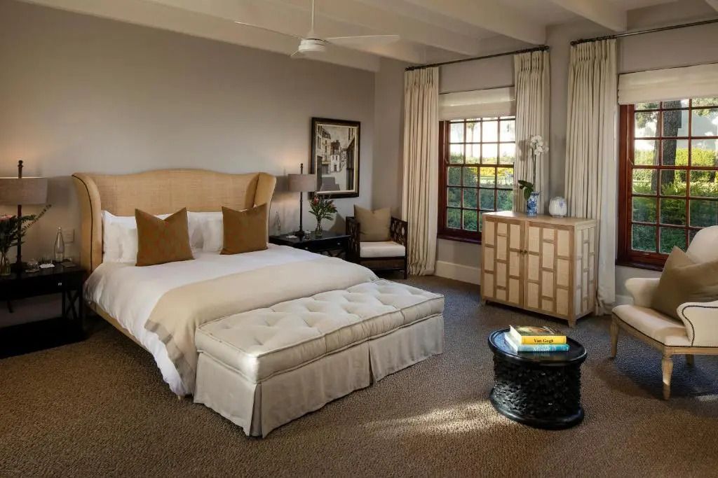 Geräumiges Hotelzimmer mit schönem Doppelbett und Fenstersitzplatz