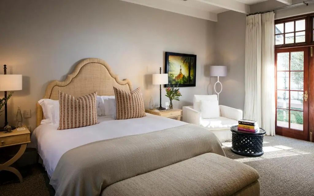 Charmantes Hotelzimmer mit luxuriösem Bett und heller Sitzecke
