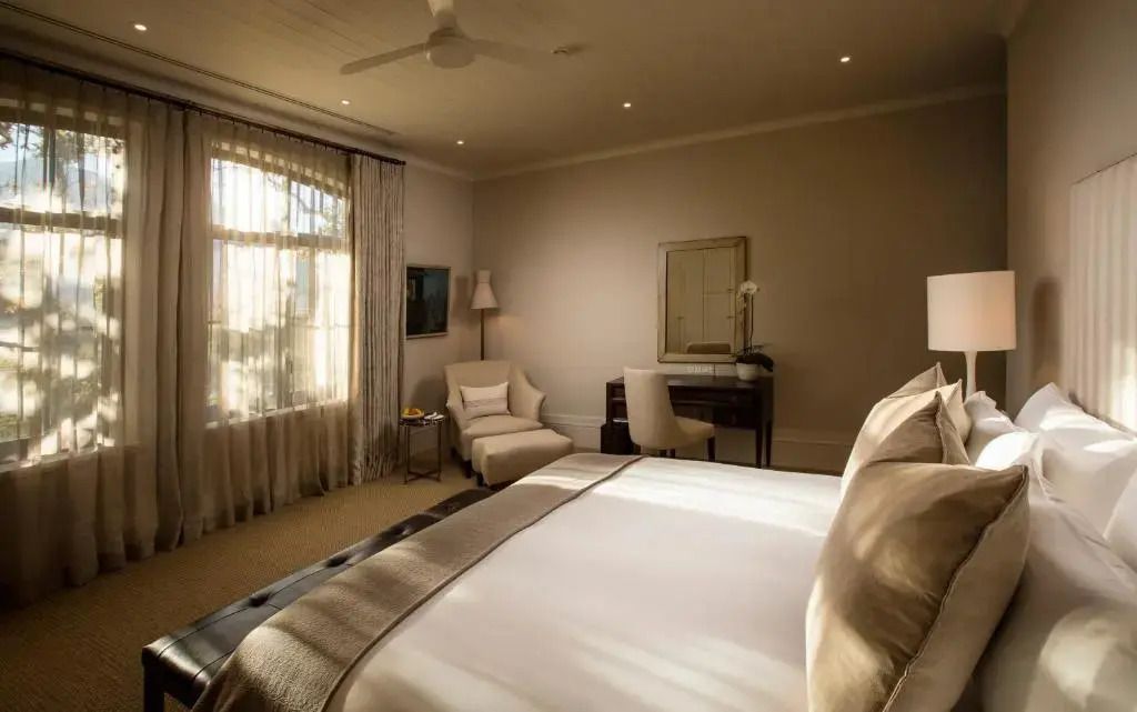 Lichtdurchflutetes Hotelzimmer mit elegantem Schreibtischbereich