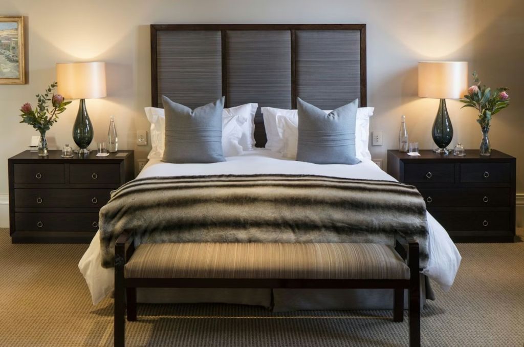 Elegante Suite mit Doppelbett, zwei Nachtlampen und einer weichen Decke