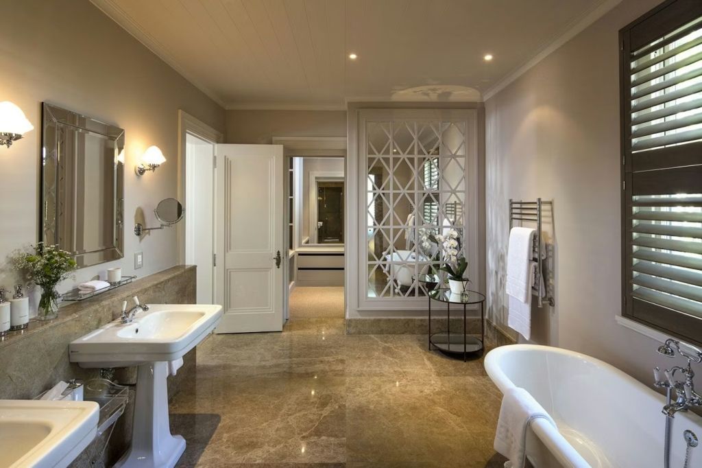 Luxuriöses Badezimmer mit freistehender Badewanne und großem Spiegel