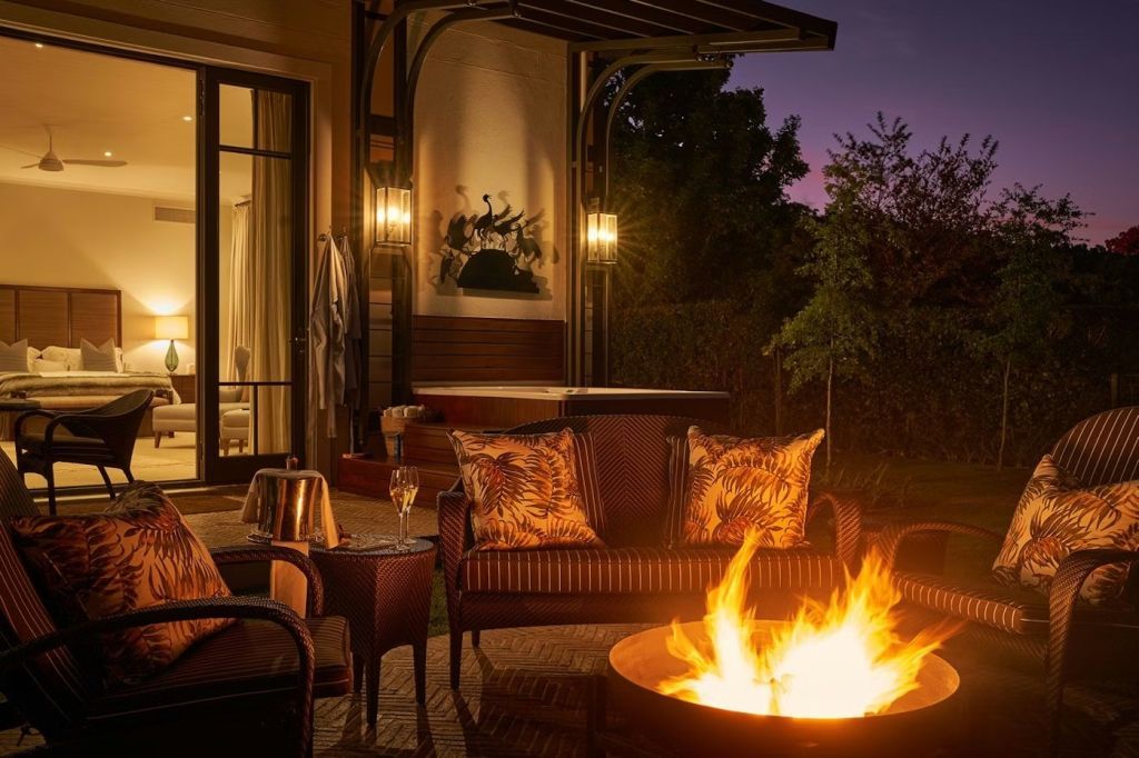 Abendstimmung auf der Terrasse mit Feuerstelle und gemütlichen Sitzgelegenheiten