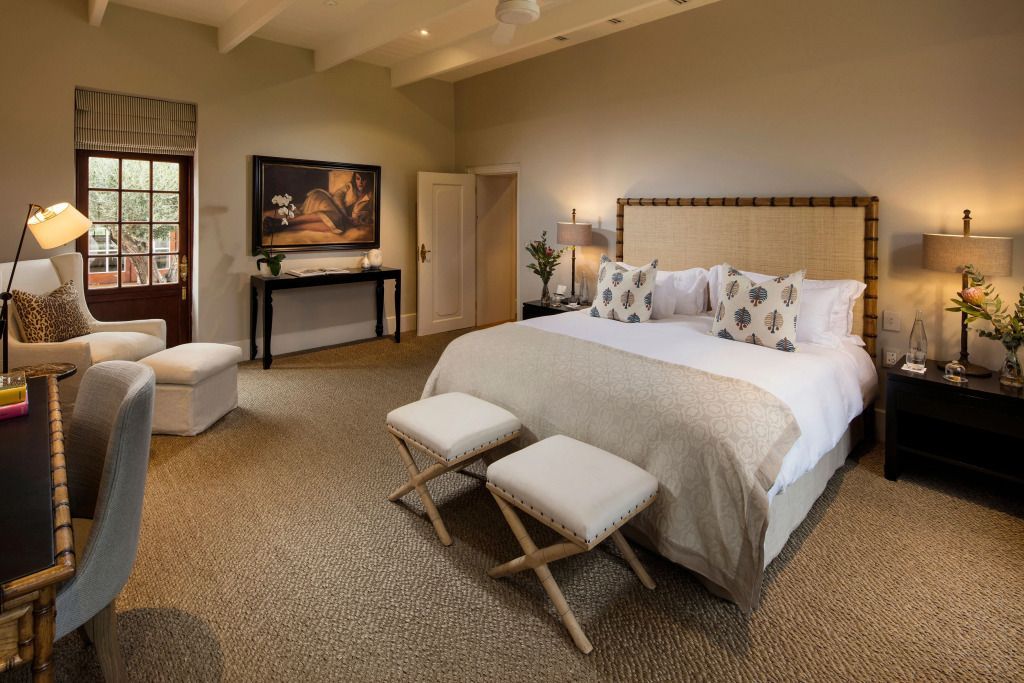 Elegantes Schlafzimmer mit großem Bett und stilvollem Dekor im Leeu Estate
