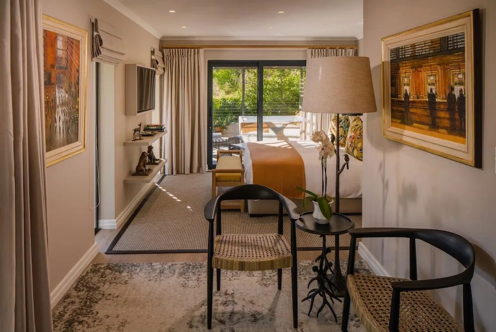 Helles Zimmer mit moderner Einrichtung und Zugang zur Terrasse im Leeu Estate.