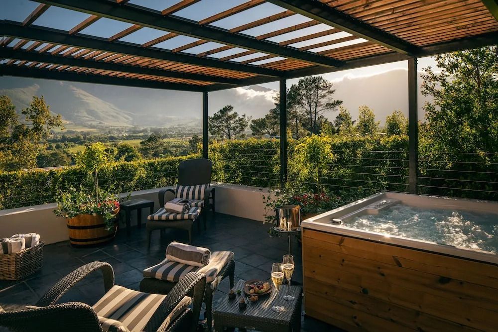 Terrasse mit Whirlpool und malerischer Aussicht auf die Berge im Leeu Estate.