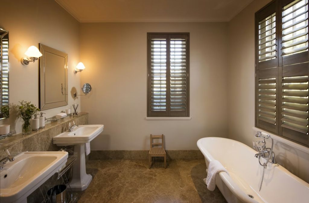 Luxuriöses Badezimmer im Protea House mit freistehender Badewanne und Doppelwaschbecken.