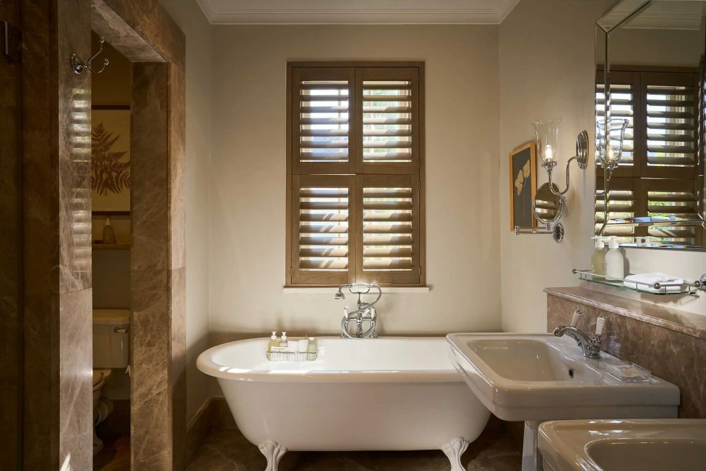 Luxuriöses Badezimmer mit freistehender Badewanne und stilvollem Waschbecken.