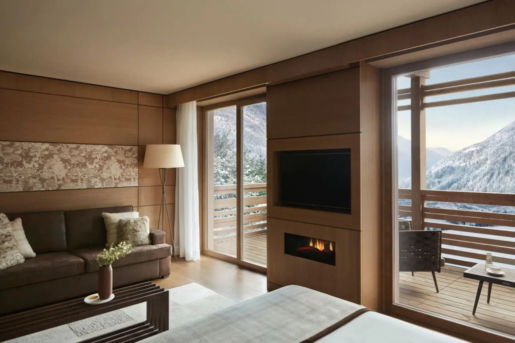Luxuriöses Zimmer mit Kamin und Bergblick im Lefay Resort Dolomiti