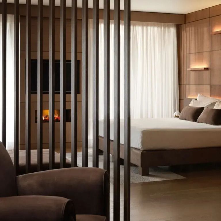 Exklusive Suite mit Doppelbett und modernem Raumteiler in Holzoptik