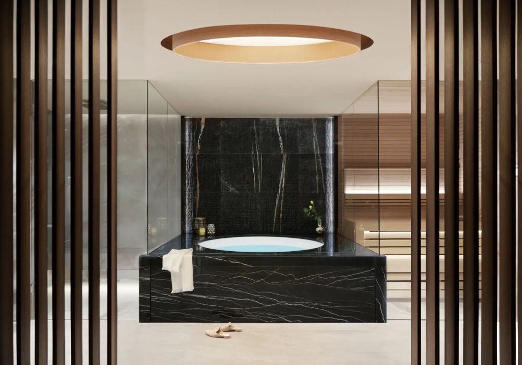 Luxuriöses Badezimmer mit Whirlpool und eleganten Marmorelementen