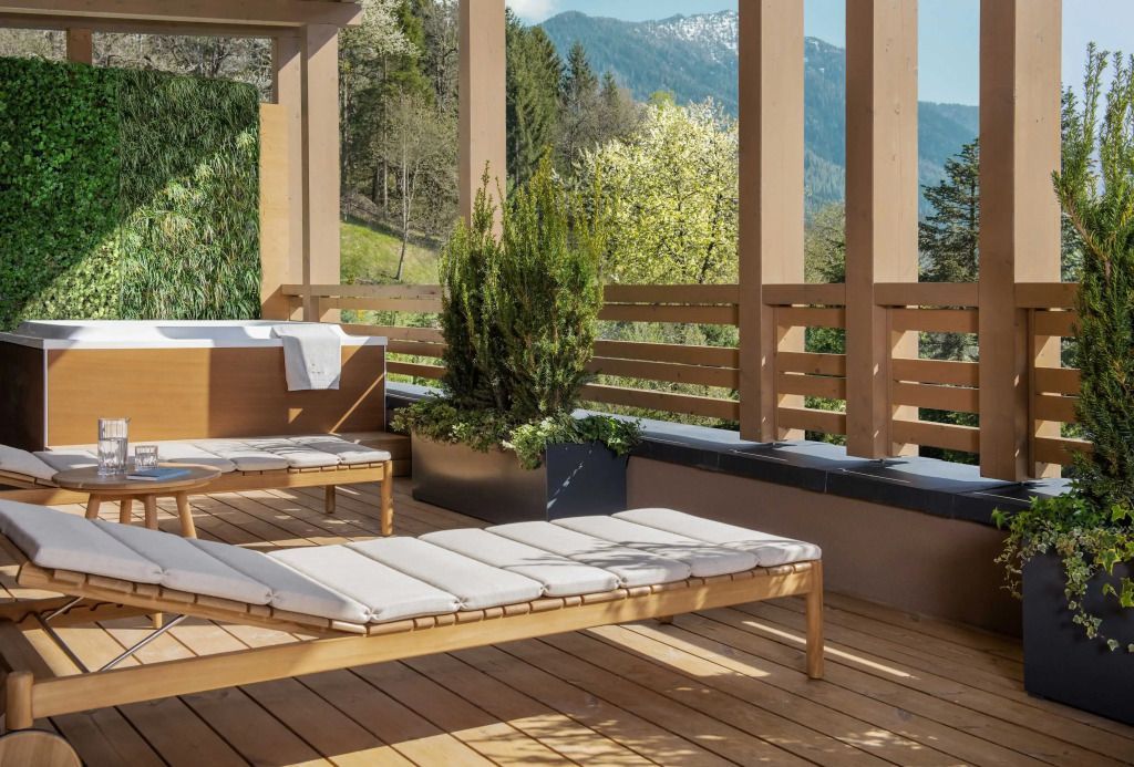 Geräumige Terrasse mit Holzliegen und Bergblick im Lefay Resort Dolomiti