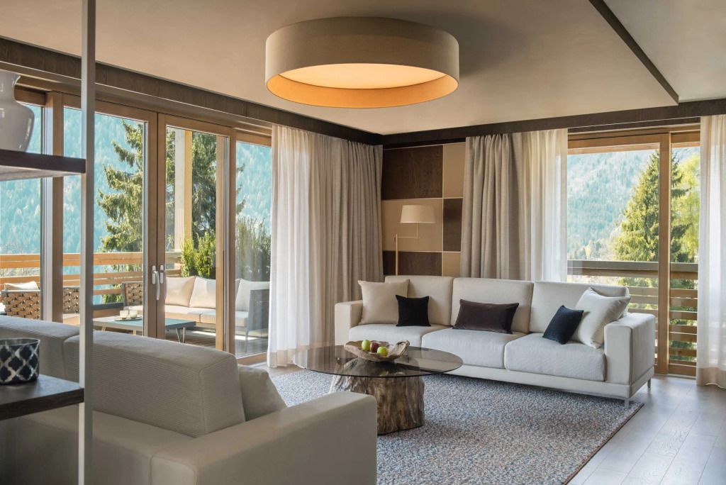 Stilvoller Wohnbereich mit bequemen Sofas und Bergblick im Lefay Resort Dolomiti