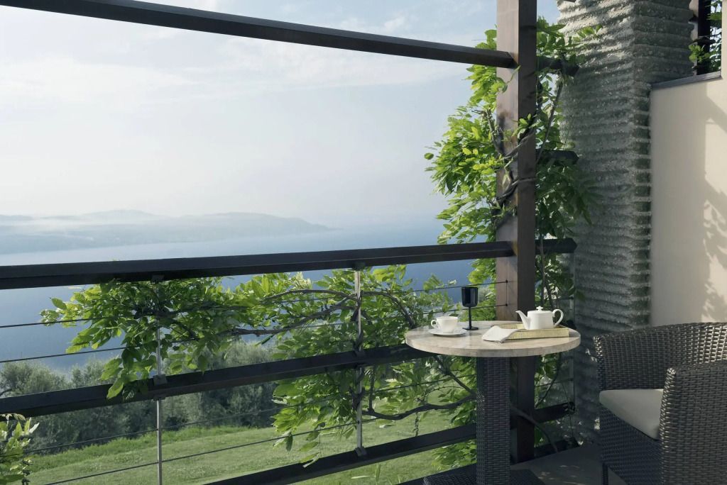 Balkon mit atemberaubendem Blick auf den Gardasee und gemütlichem Tisch