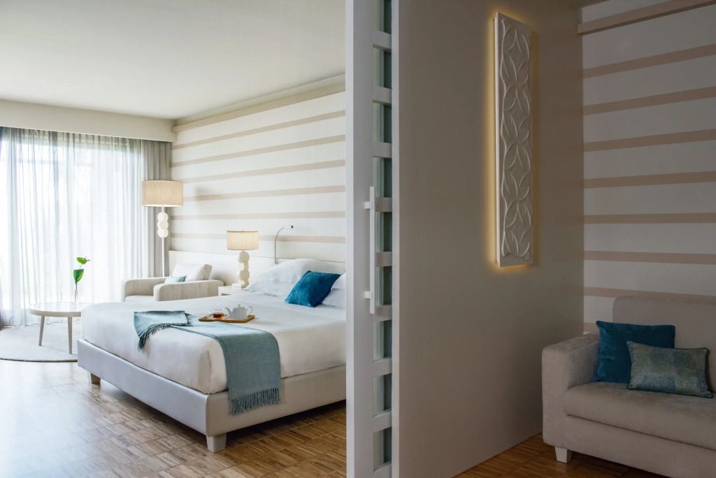 Elegantes Schlafzimmer mit Doppelbett und stilvollen Akzenten.