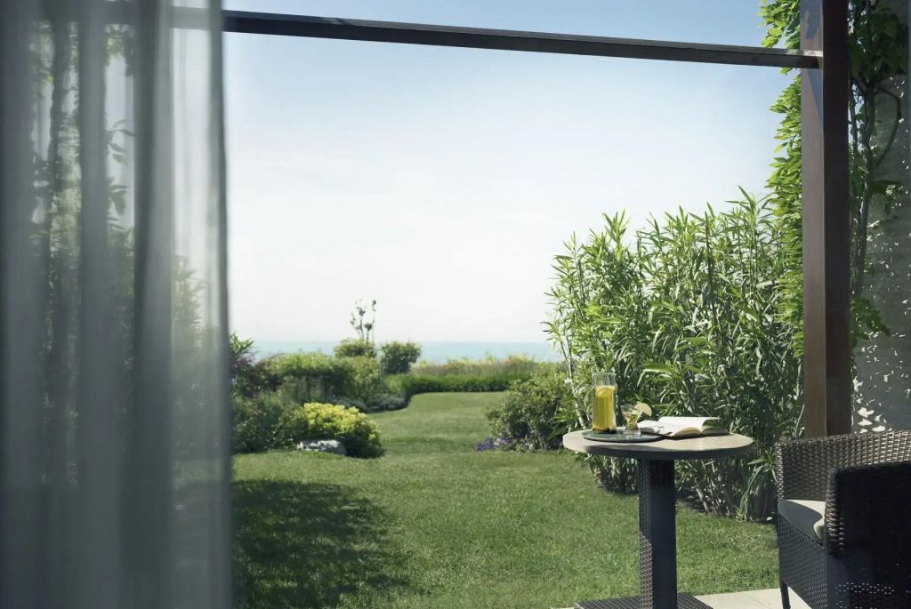Gartenblick mit Tisch und Erfrischungen auf einer Terrasse