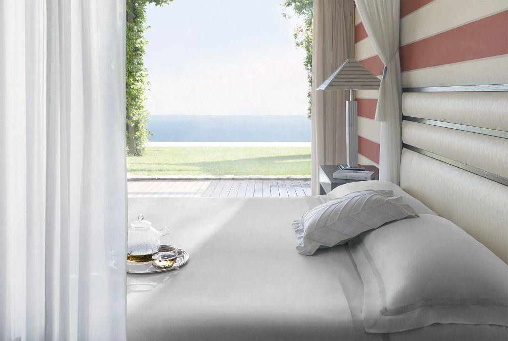 Elegantes Schlafzimmer mit Meerblick und luxuriösem Ambiente