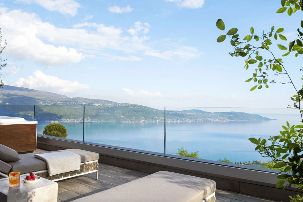 Geräumige Terrasse mit Panoramablick auf den Gardasee