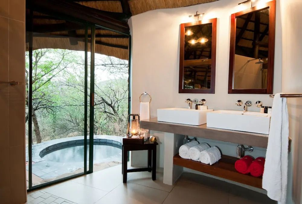 Modernes Badezimmer mit Blick in die Natur und Doppelwaschbecken