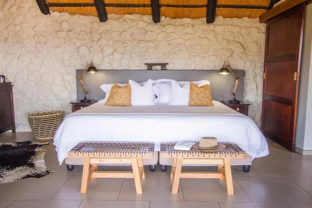 Elegantes Schlafzimmer mit Doppelbett und stilvoller Dekoration