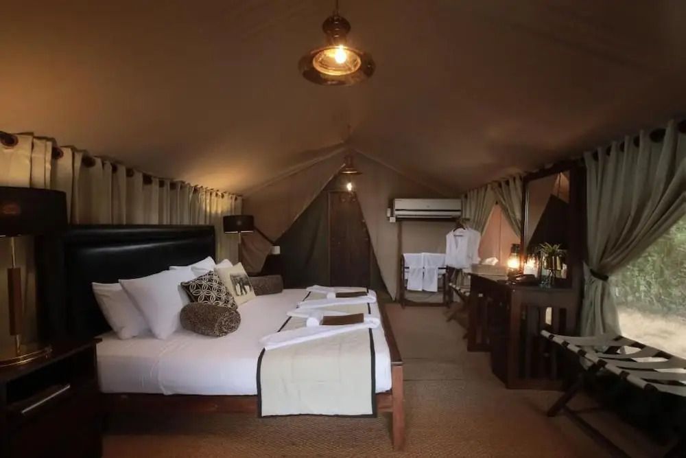 Geräumiges Zeltzimmer mit gemütlichem Bett und stilvollen Accessoires