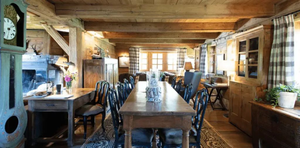 Großer Esstisch aus Holz in einem traditionellen Esszimmer
