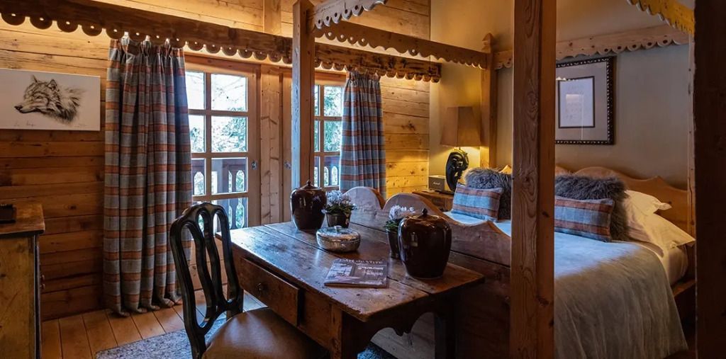 Holzinterieur mit Tisch und Blick auf die Schlafzimmerfenster