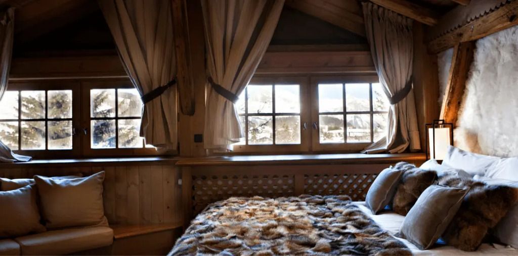 Sitzplatz am Fenster mit Bergblick und eleganten Vorhängen im Chalet-Stil.