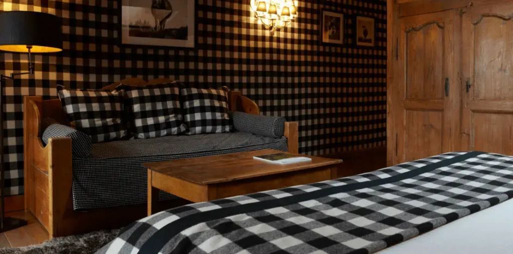 Sitzecke mit karierten Mustern im alpinen Stil der Junior-Suite