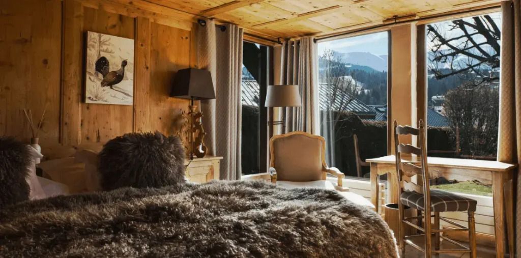 Luxuriöse Suite mit Bergblick und elegantem Holzdesign