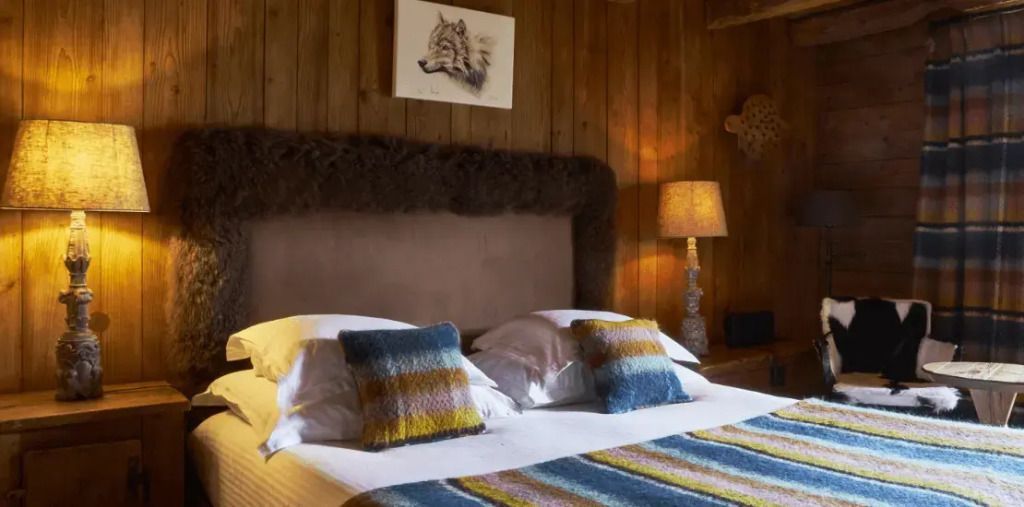 Elegantes Schlafzimmer mit Holzwänden und modernen Dekoelementen