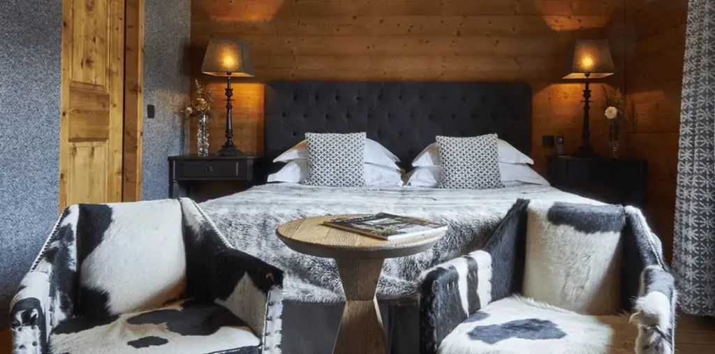 Luxuriöses Doppelbettzimmer mit Designer-Lampen und Fellaccessoires