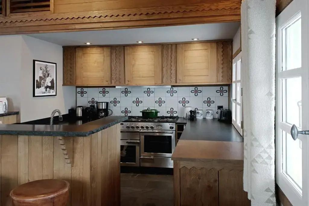 Modern ausgestattete Küche mit Holzdetails und stilvollem Design.
