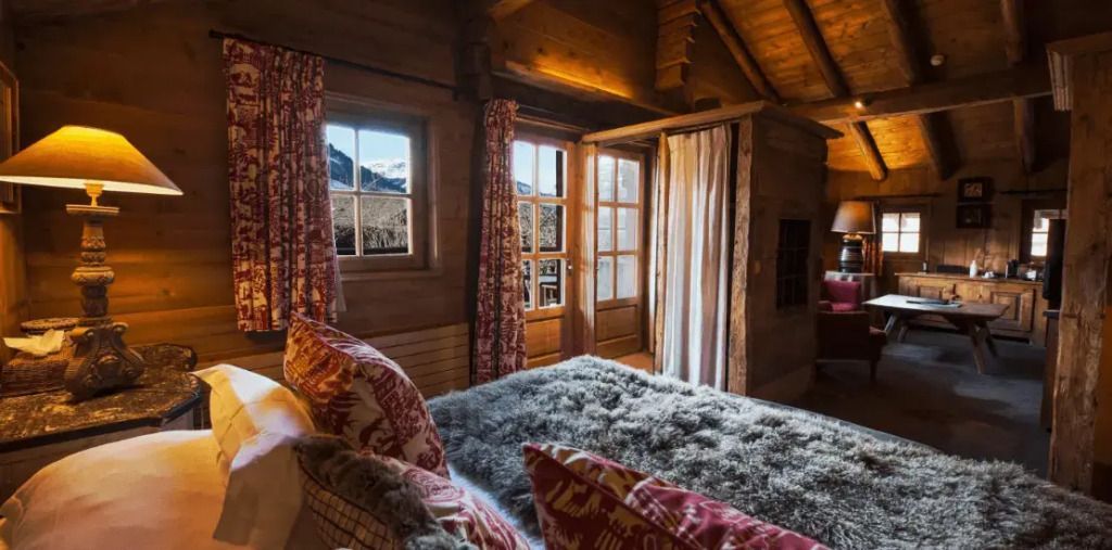 Gemütliches Schlafzimmer mit Bergblick und flauschiger Bettdecke