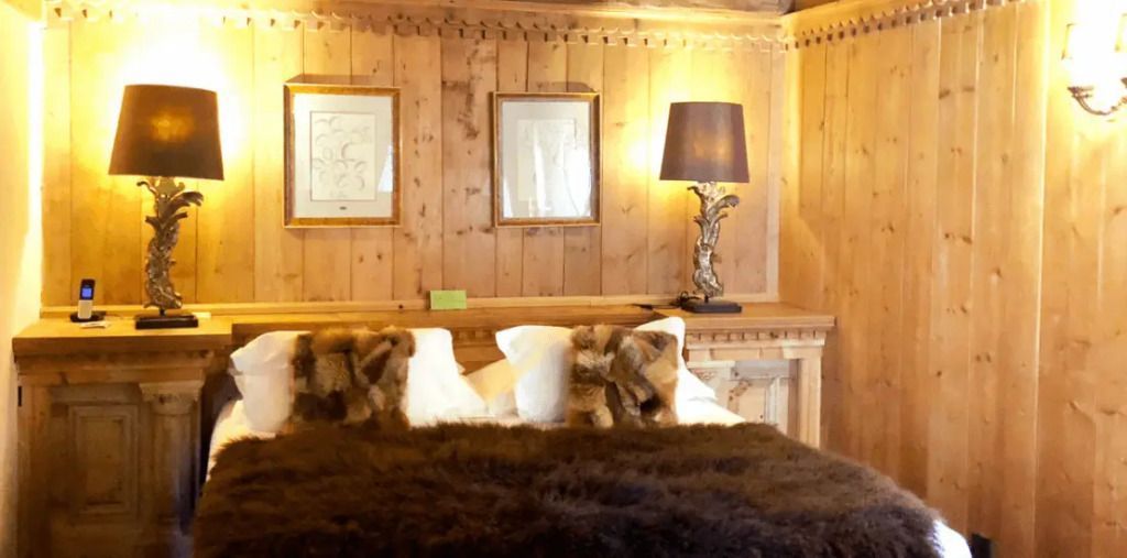 Elegantes Doppelzimmer mit stilvoller Beleuchtung und Holzwänden