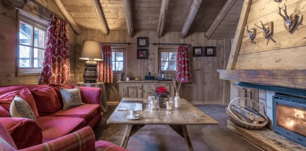 Gemütliches Wohnzimmer mit Holzmöbeln und weihnachtlicher Dekoration