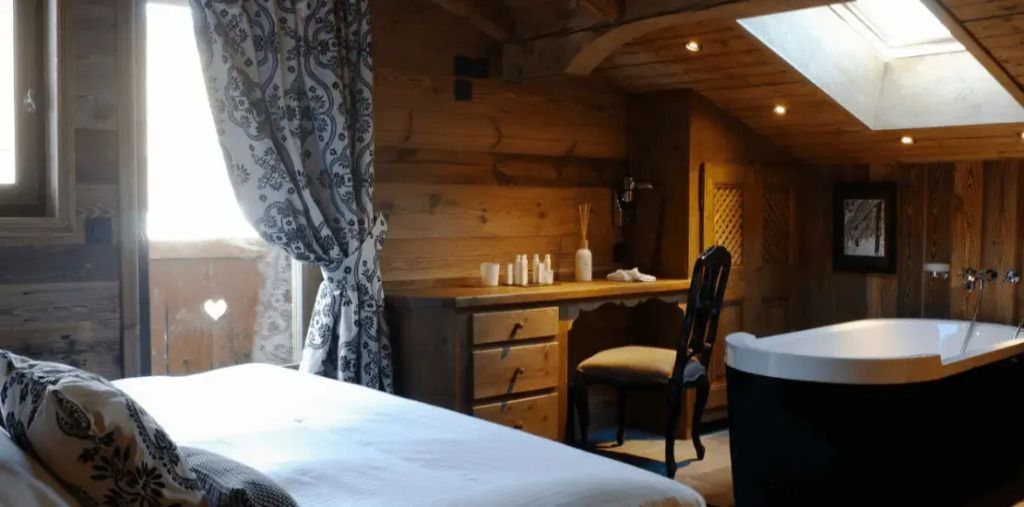 Schreibtisch mit Stuhl und stilvoller Dekoration in der Mont Joly Suite.