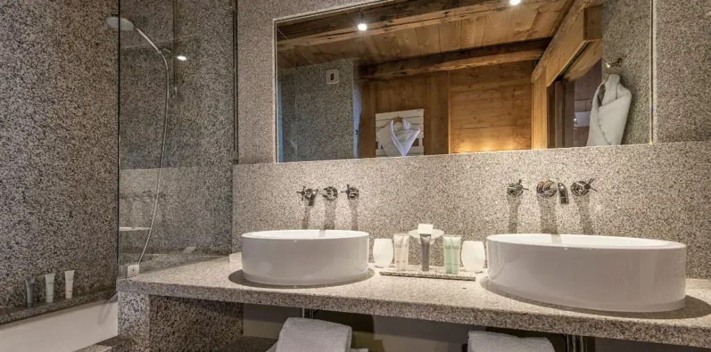 Modernes Badezimmer mit zwei Waschbecken und stilvollem Interieur