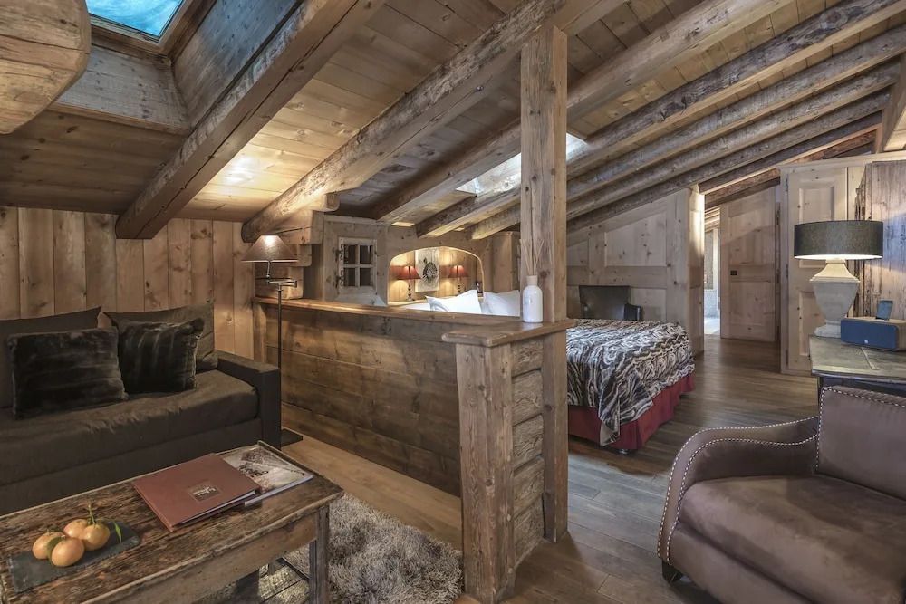 Geräumiges Zimmer mit Holzbalken und Loungebereich im Les Fermes De Marie