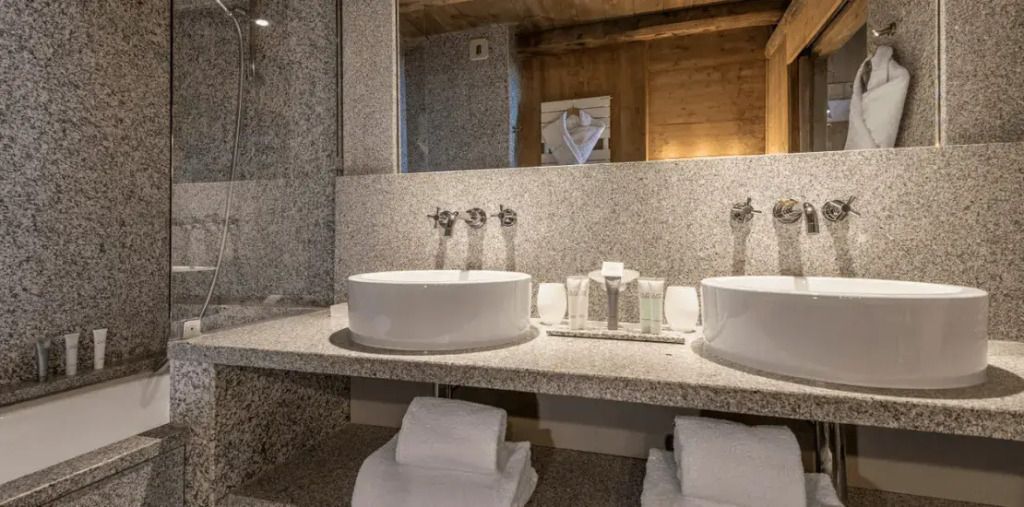 Modernes Badezimmer mit zwei Waschbecken und Granitoberflächen im Les Fermes De Marie