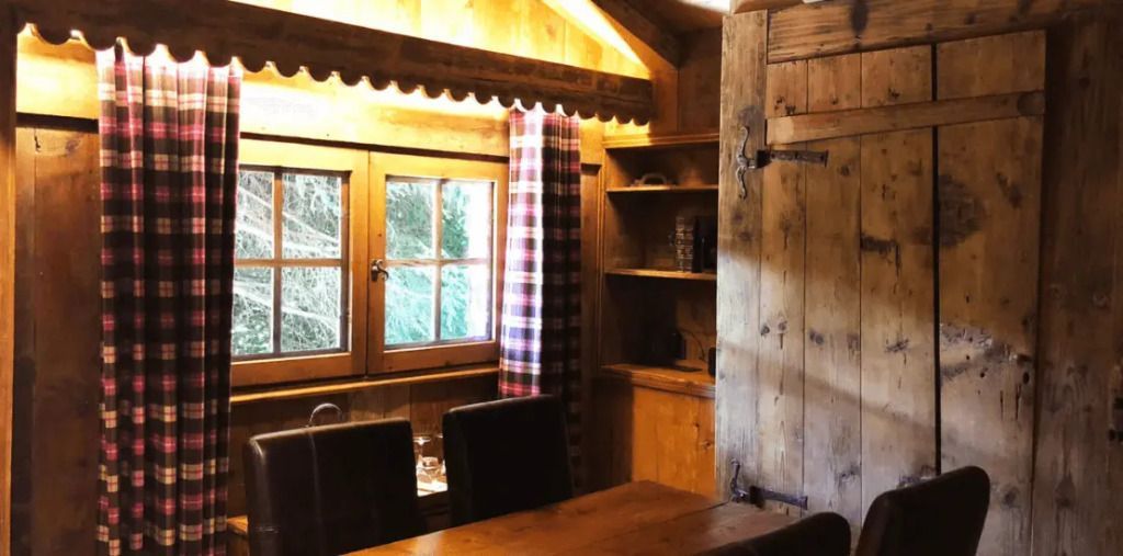 Essbereich in Holzchalet mit Fenster und traditionellem Dekor