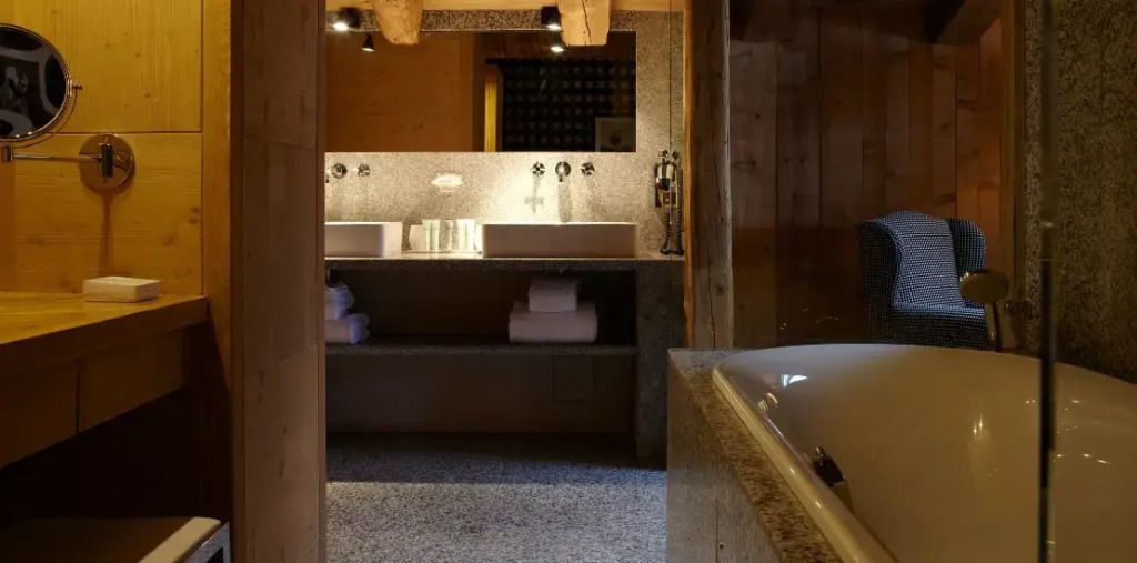 Luxuriöses Badezimmer mit Doppelwaschbecken und Badewanne.