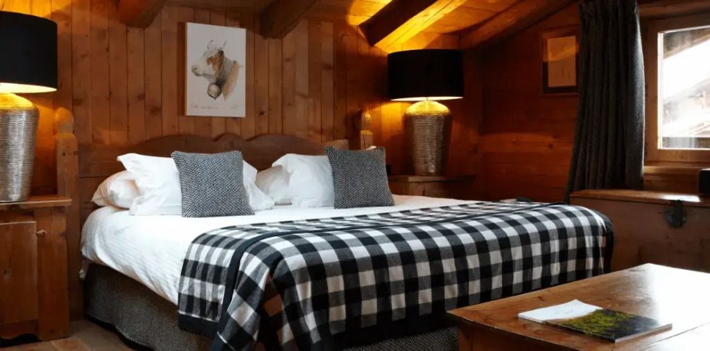 Geräumiges Zimmer mit Kariertmustern und Holzdetails im Superior-Familienzimmer