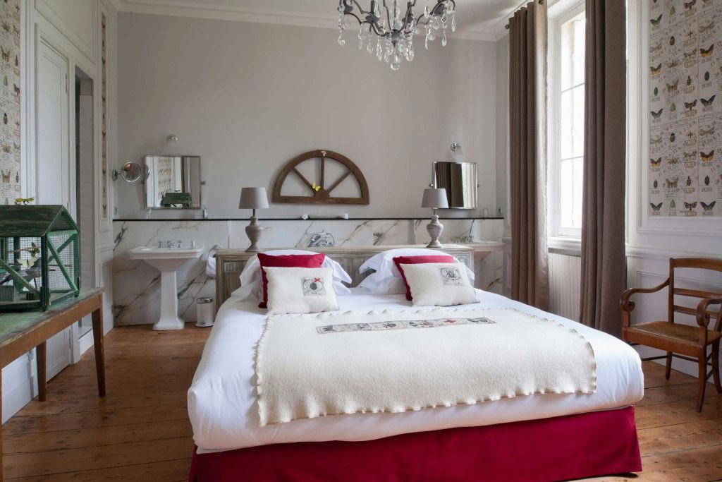 Gemütliches Schlafzimmer mit Doppelbett, weißen Kissen und klassischer Einrichtung.