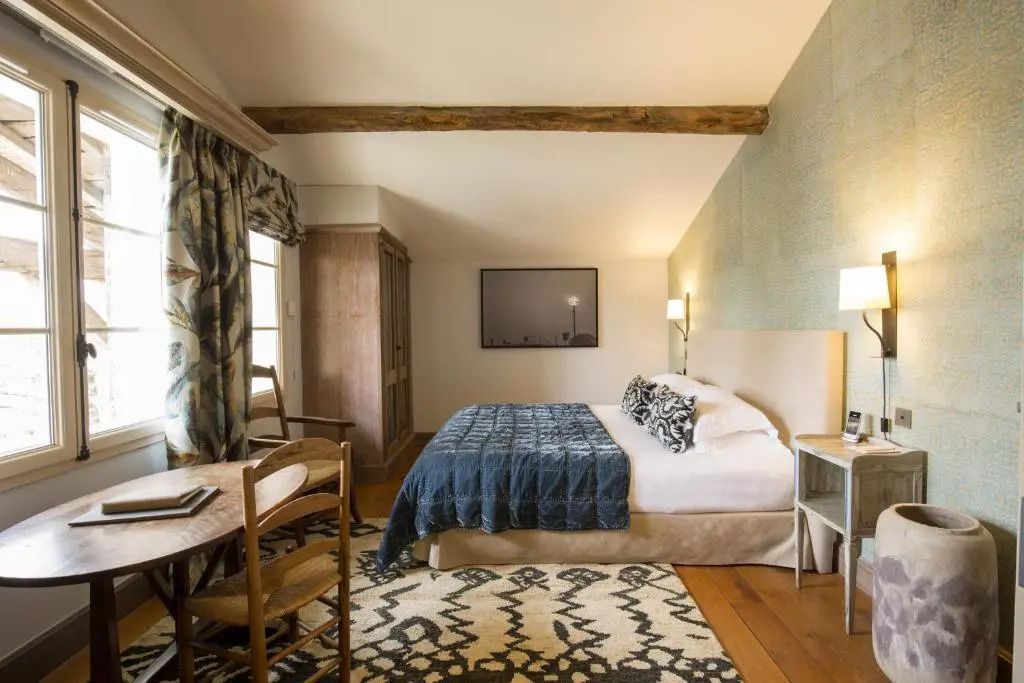 Komfortables Doppelzimmer mit Holzbalkendecke und stilvollem Interieur
