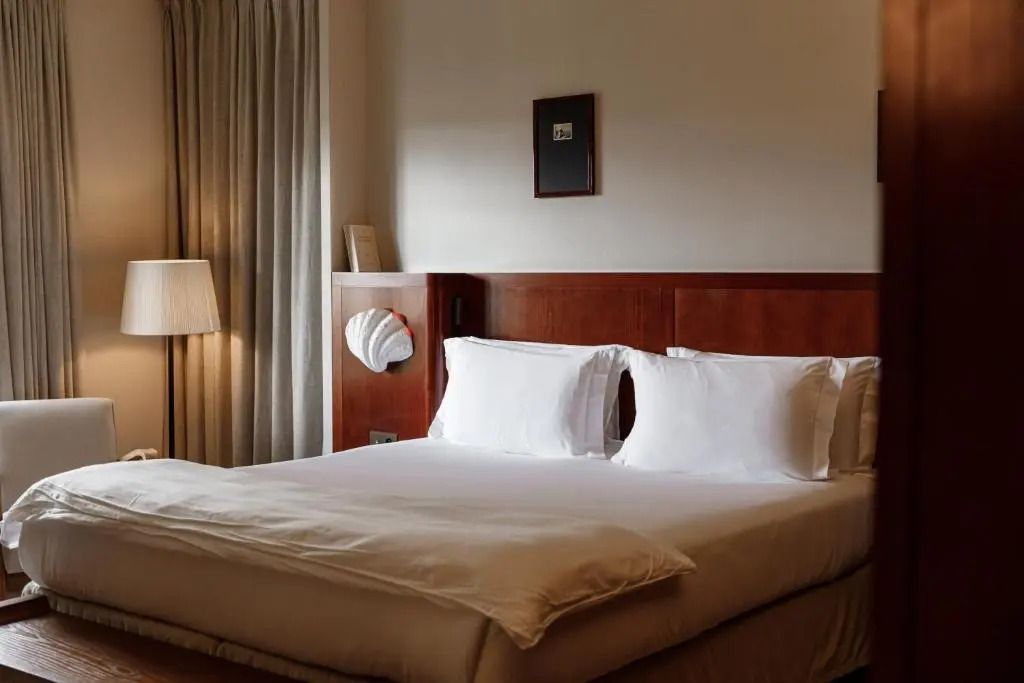 Modernes Komfort-Doppelzimmer mit Holzakzenten und heller Beleuchtung