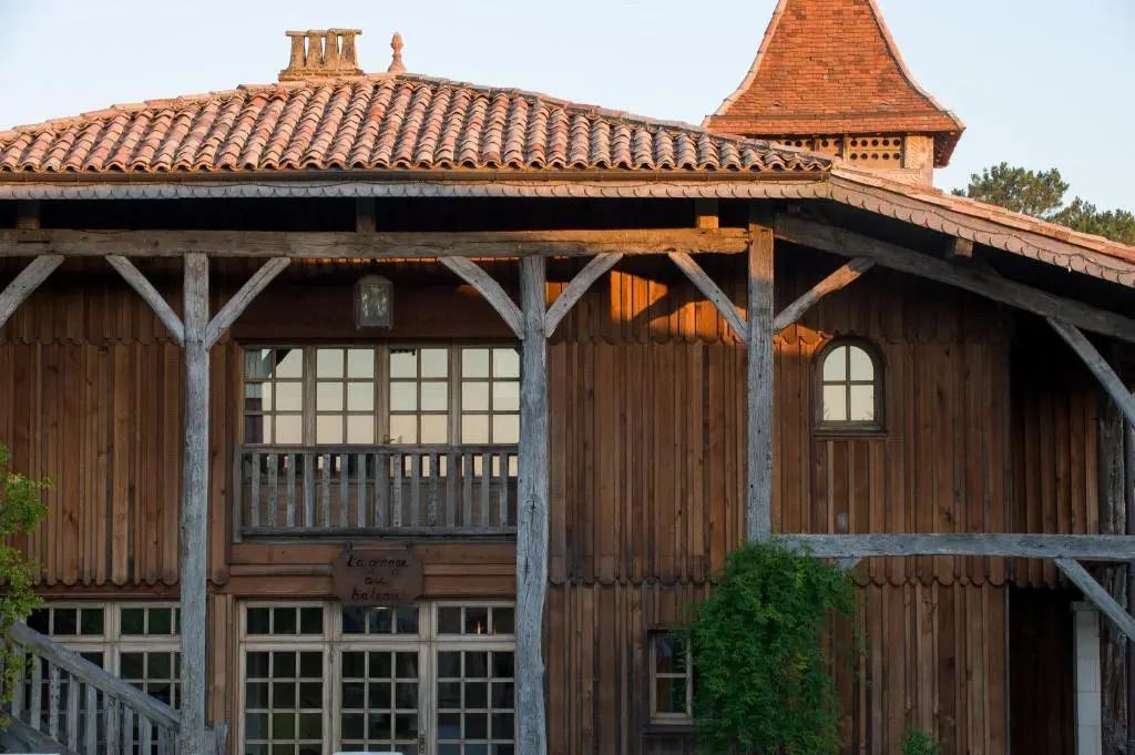 Rustikale Holzfassade des Hotels mit traditionellen Elementen